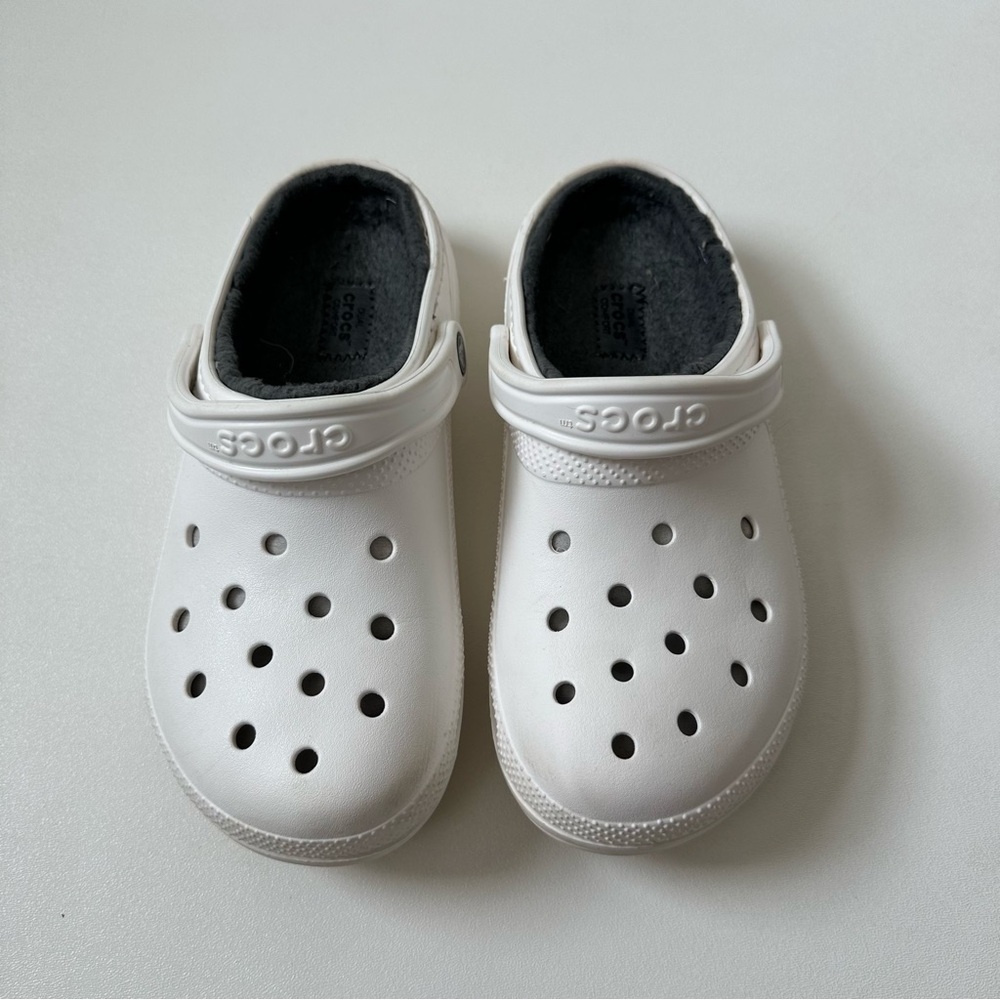 Crocs Classic Fleece Lined White Clogs Women’s Size 9 Mens size 7 Dual Comfort